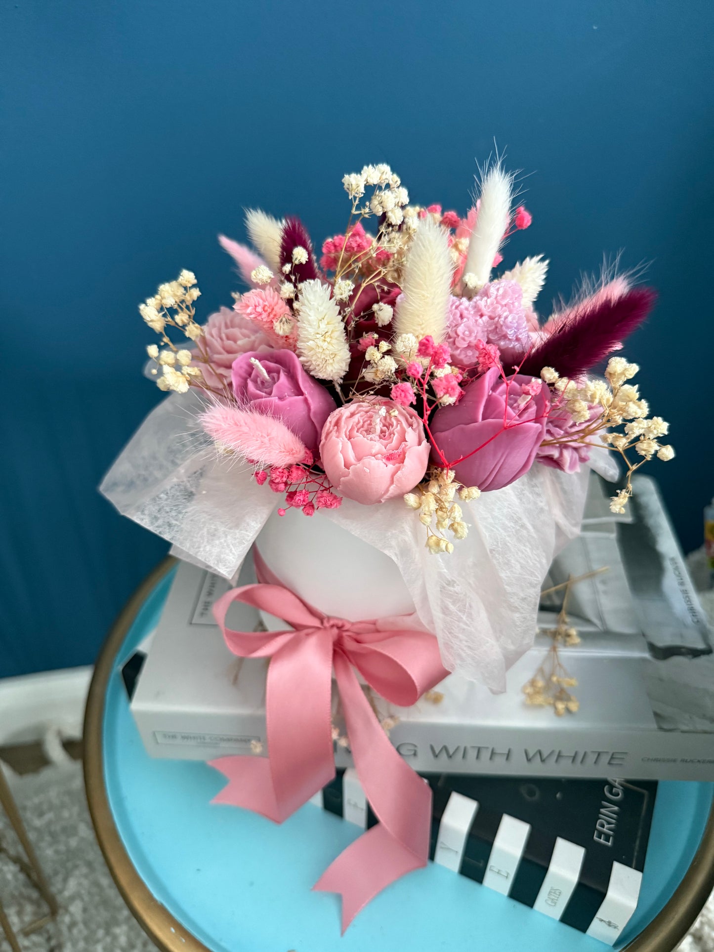 Luxuriöser Blumenstrauß aus Duftkerzen in eleganter Geschenkbox mit dekorativer Schleife. Die handgegossenen Blumenkerzen in Rosen- und Blütenoptik wirken wie ein echter Bouquet und vereinen romantisches Design mit stilvoller Home-Dekoration. Ideal als besonderes Geschenk im modernen, ästhetischen Boutique-Stil.