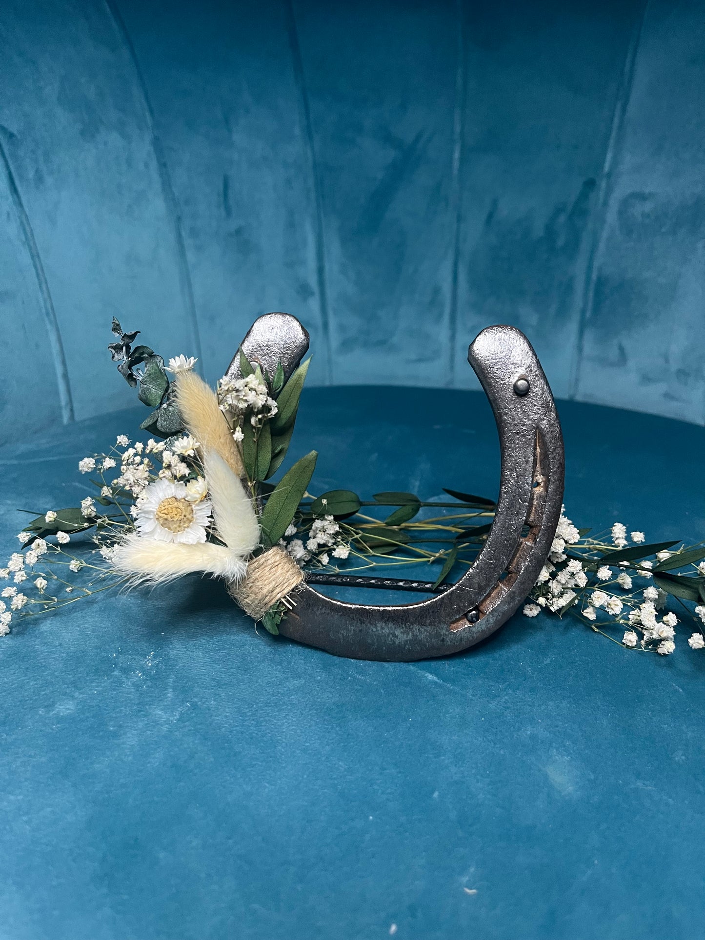 Zu erkennen ist ein veredeltes Hufeisen mit Trockenblumen verziert welches sich als Glücksbringer und Geschenk zur Hochzeit oder zum Geburtstag eignet. Es gibt die Varianten mit Personalisierung und ohne.