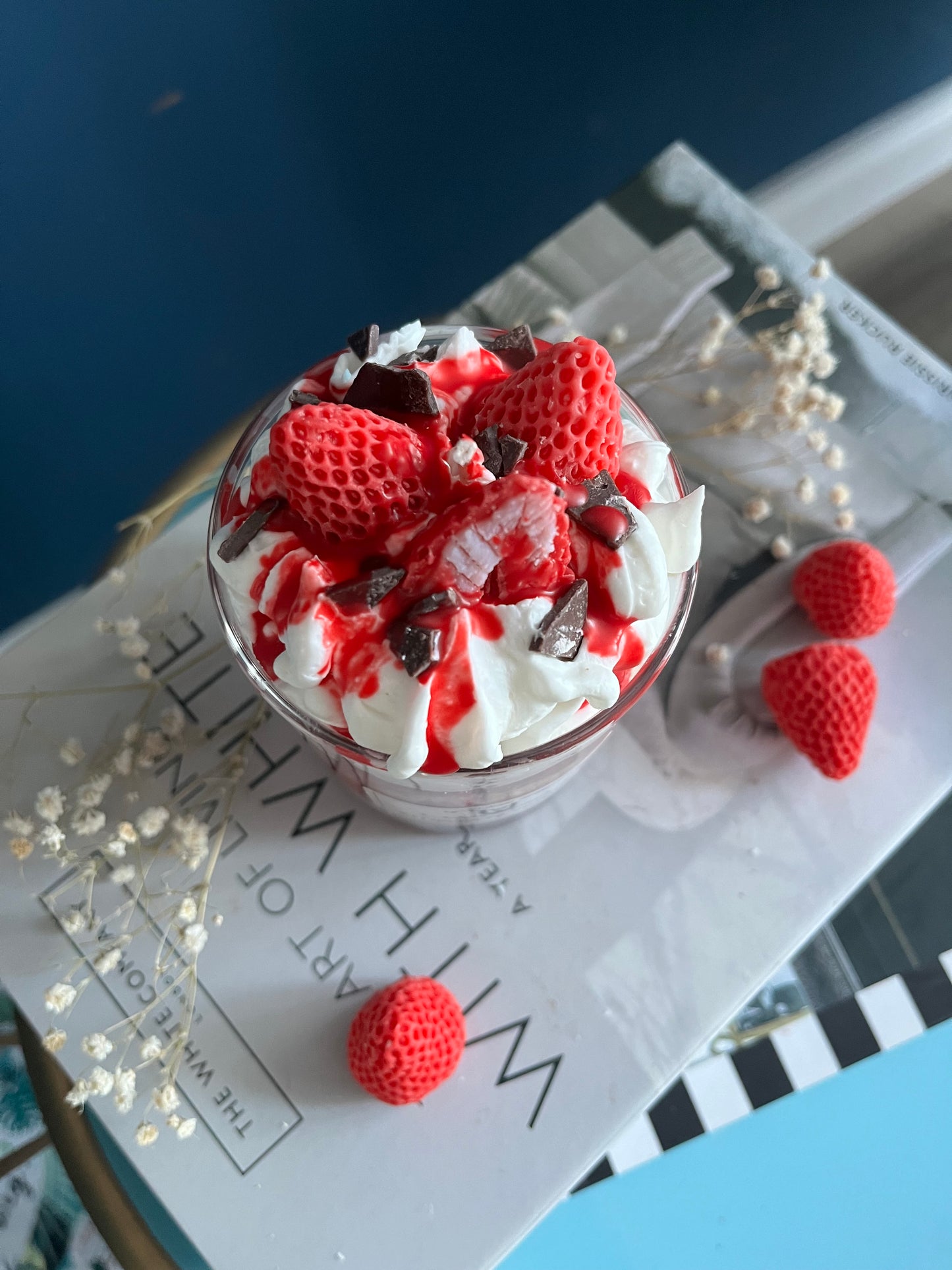 Erdbeer Duftkerze „Strawberry Sensation“ | Dessertkerze