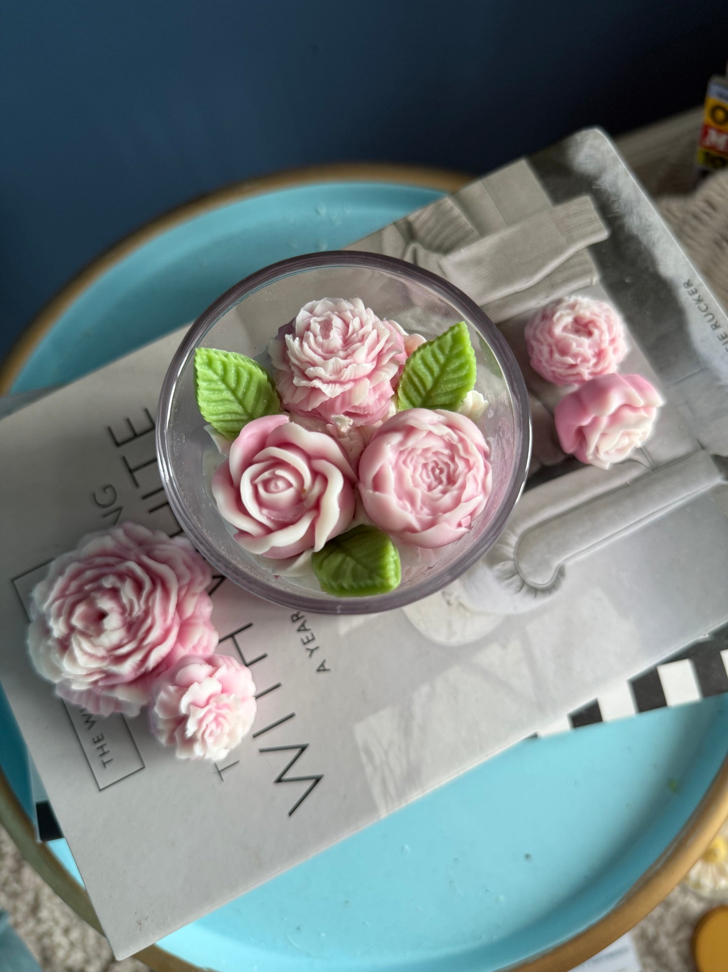 Blumige Duftkerze mit Rosen | Dessertkerze | THE FLORAL COLLECTION