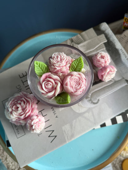Blumige Duftkerze mit Rosen | Dessertkerze | THE FLORAL COLLECTION