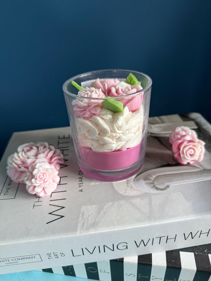 Blumige Duftkerze mit Rosen | Dessertkerze | THE FLORAL COLLECTION