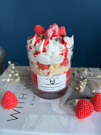 Erdbeer Duftkerze „Strawberry Sensation“ | Dessertkerze