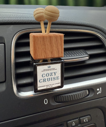Eleganter Auto-Duftdiffuser aus Glas mit Holzdeckel und Duftstäbchen, aufgehängt im Fahrzeuginnenraum. Der minimalistische Car Diffuser sorgt für eine stilvolle Atmosphäre und verbreitet einen angenehmen, dezenten Duft während der Fahrt. Modernes Design passend zu cleanem Interior- und Lifestyle-Stil.