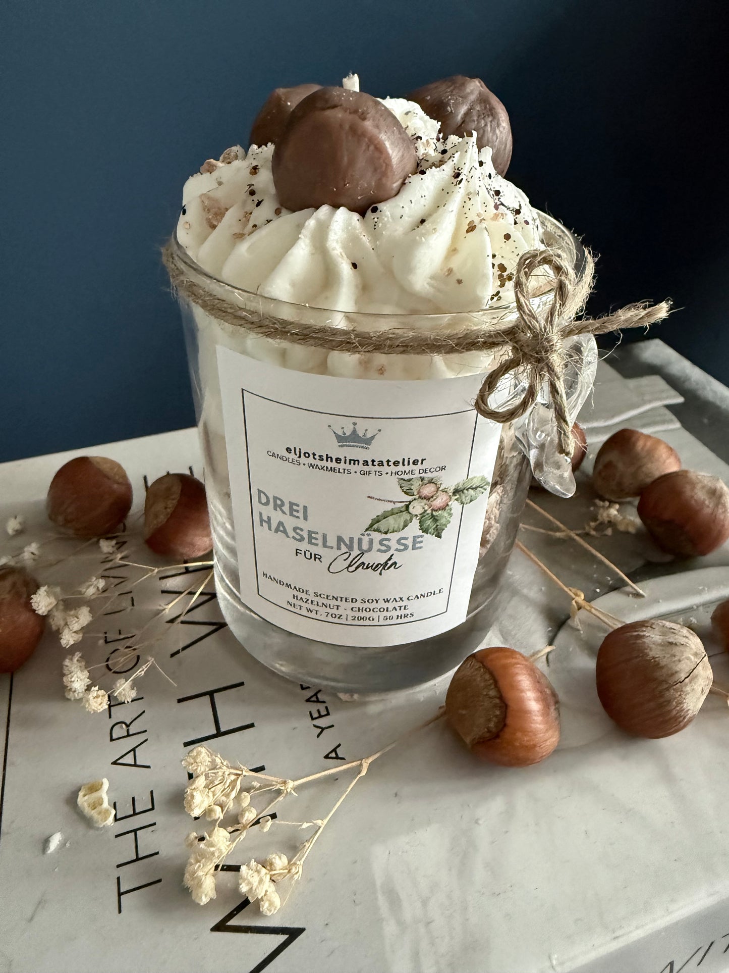 Märchen Duftkerze „Drei Haselnüsse“ | Dessertkerze inspiriert von Aschenputtel