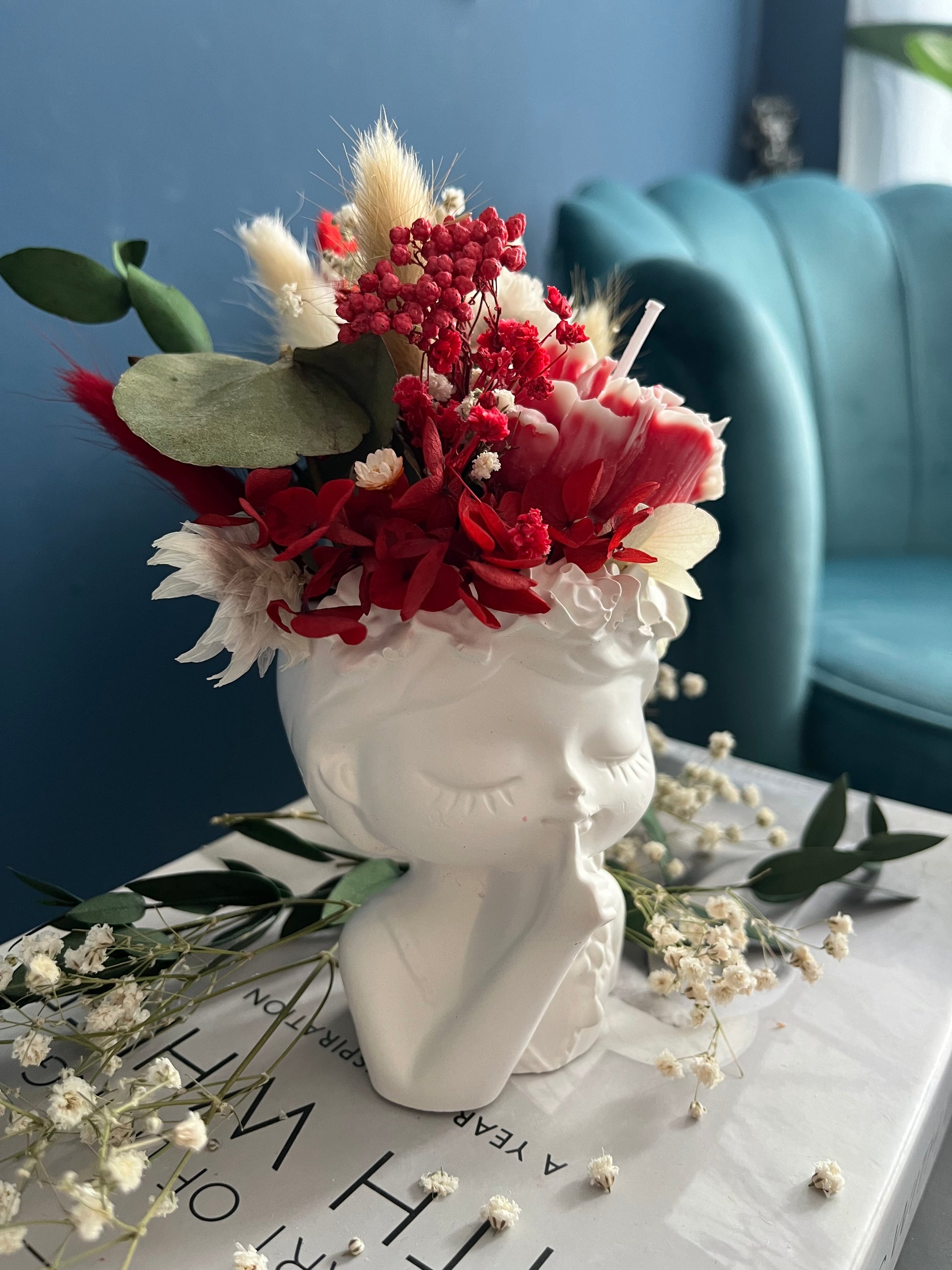 Romantische Keramikvase in Form eines Blumenmädchens mit dekorativen Trockenblumen und wahlweise einer handgegossenen Duftkerzen-Blüte. Die verspielte Vase verbindet kunstvolle Floristik mit ästhetischem Home Decor und schafft eine elegante, verträumte Atmosphäre im modernen Vintage- und Cottagecore-Stil.