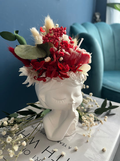 Romantische Keramikvase in Form eines Blumenmädchens mit dekorativen Trockenblumen und wahlweise einer handgegossenen Duftkerzen-Blüte. Die verspielte Vase verbindet kunstvolle Floristik mit ästhetischem Home Decor und schafft eine elegante, verträumte Atmosphäre im modernen Vintage- und Cottagecore-Stil.