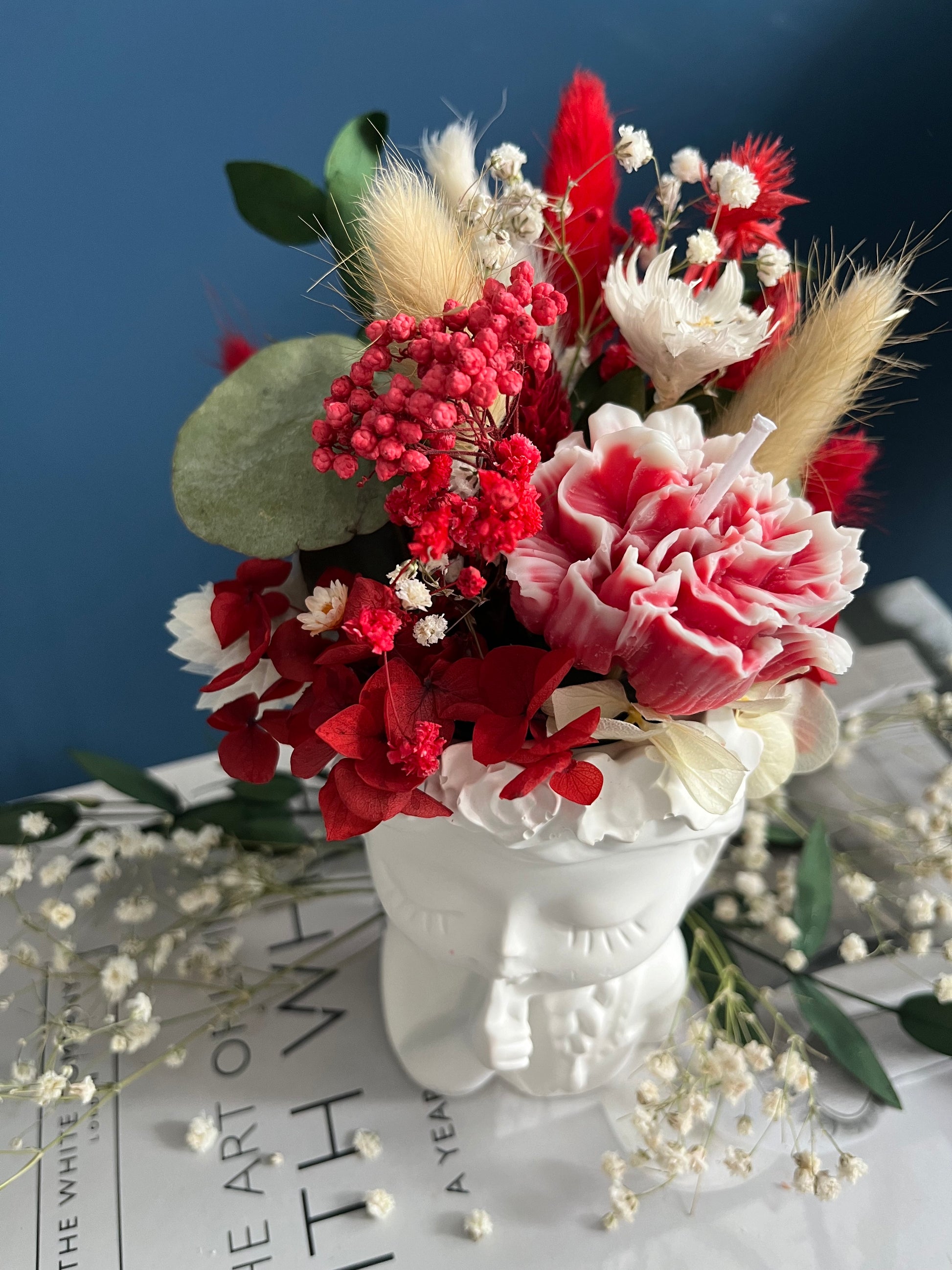Romantische Keramikvase in Form eines Blumenmädchens mit dekorativen Trockenblumen und wahlweise einer handgegossenen Duftkerzen-Blüte. Die verspielte Vase verbindet kunstvolle Floristik mit ästhetischem Home Decor und schafft eine elegante, verträumte Atmosphäre im modernen Vintage- und Cottagecore-Stil.