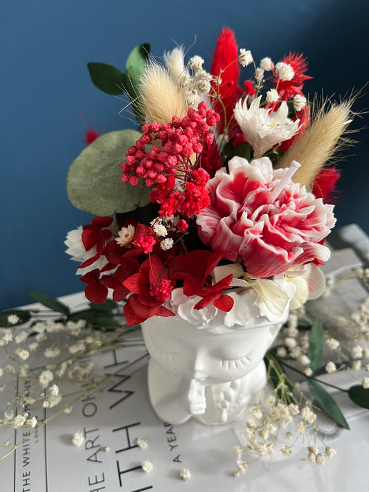 Romantische Keramikvase in Form eines Blumenmädchens mit dekorativen Trockenblumen und wahlweise einer handgegossenen Duftkerzen-Blüte. Die verspielte Vase verbindet kunstvolle Floristik mit ästhetischem Home Decor und schafft eine elegante, verträumte Atmosphäre im modernen Vintage- und Cottagecore-Stil.