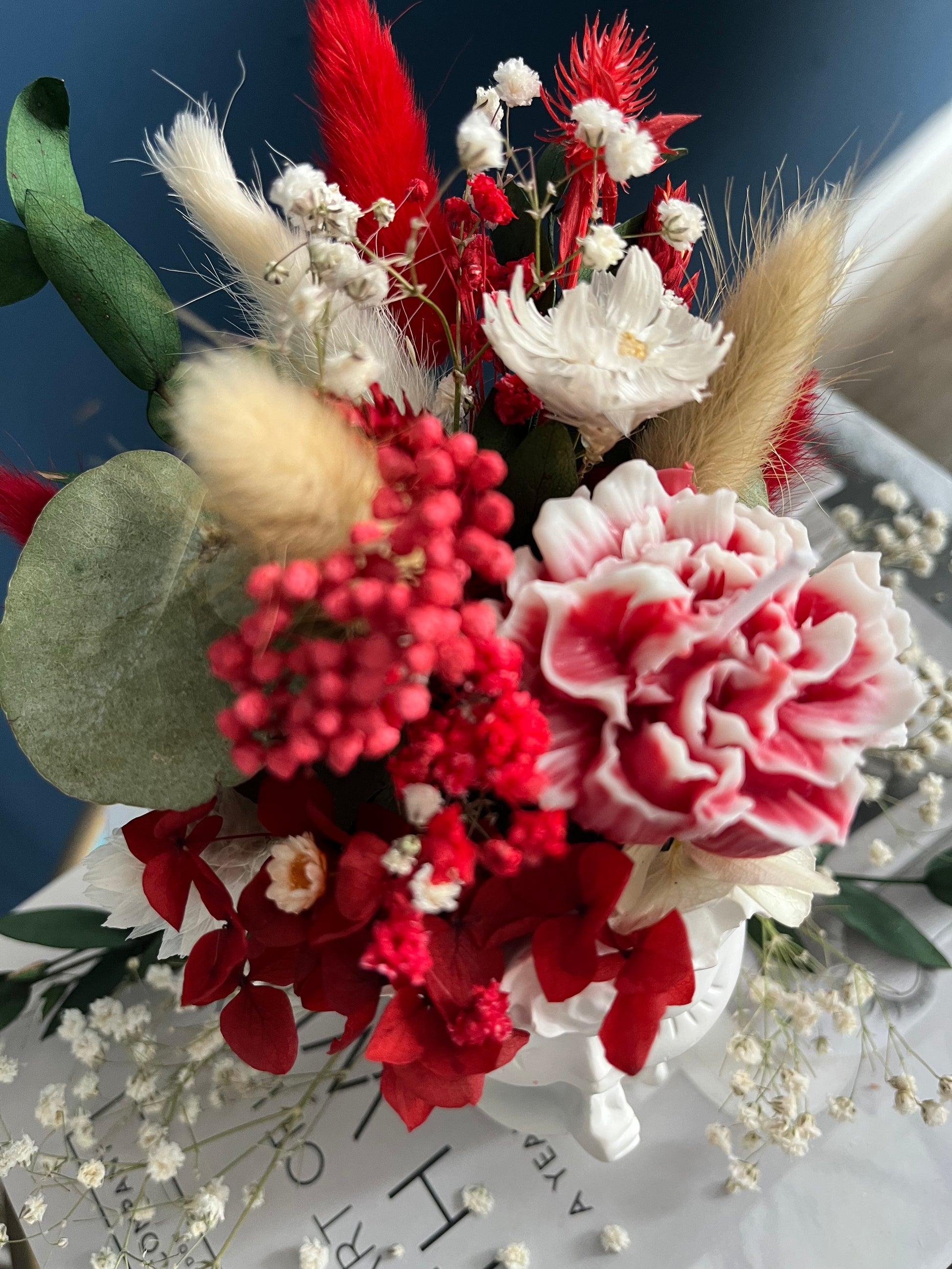 Romantische Keramikvase in Form eines Blumenmädchens mit dekorativen Trockenblumen und wahlweise einer handgegossenen Duftkerzen-Blüte. Die verspielte Vase verbindet kunstvolle Floristik mit ästhetischem Home Decor und schafft eine elegante, verträumte Atmosphäre im modernen Vintage- und Cottagecore-Stil.