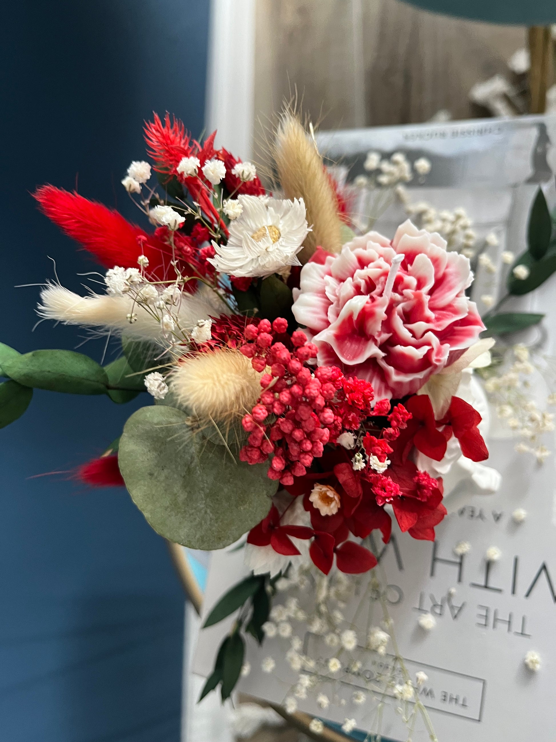 Romantische Keramikvase in Form eines Blumenmädchens mit dekorativen Trockenblumen und wahlweise einer handgegossenen Duftkerzen-Blüte. Die verspielte Vase verbindet kunstvolle Floristik mit ästhetischem Home Decor und schafft eine elegante, verträumte Atmosphäre im modernen Vintage- und Cottagecore-Stil.