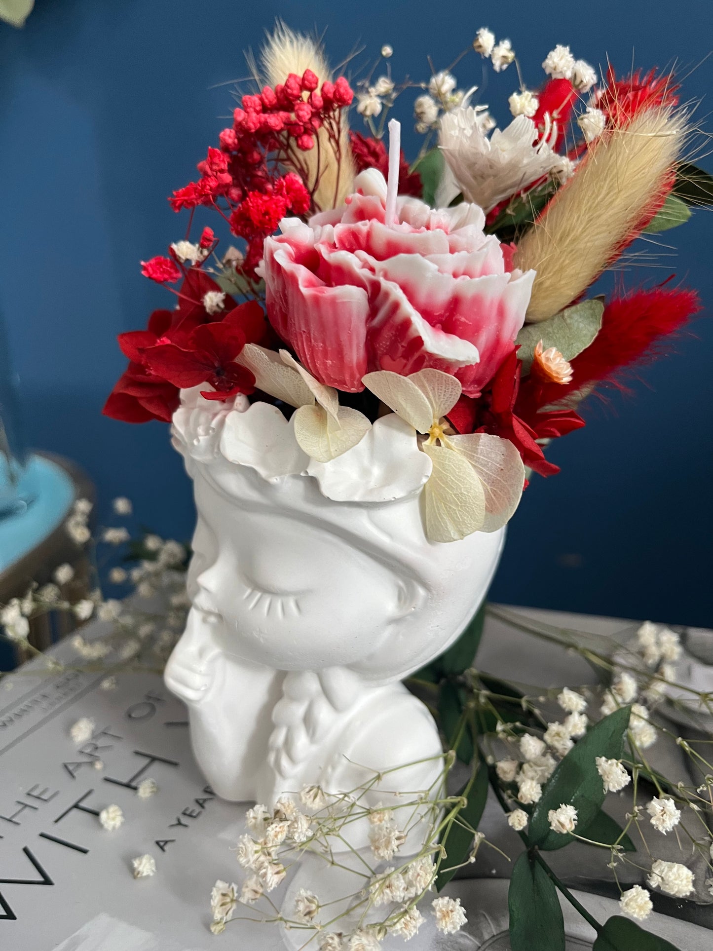 Romantische Keramikvase in Form eines Blumenmädchens mit dekorativen Trockenblumen und wahlweise einer handgegossenen Duftkerzen-Blüte. Die verspielte Vase verbindet kunstvolle Floristik mit ästhetischem Home Decor und schafft eine elegante, verträumte Atmosphäre im modernen Vintage- und Cottagecore-Stil.