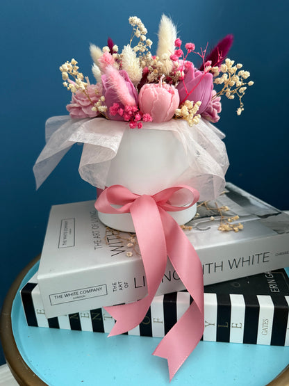 Luxuriöser Blumenstrauß aus Duftkerzen in eleganter Geschenkbox mit dekorativer Schleife. Die handgegossenen Blumenkerzen in Rosen- und Blütenoptik wirken wie ein echter Bouquet und vereinen romantisches Design mit stilvoller Home-Dekoration. Ideal als besonderes Geschenk im modernen, ästhetischen Boutique-Stil.