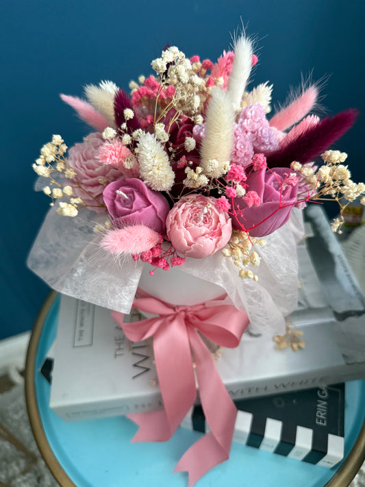 Luxuriöser Blumenstrauß aus Duftkerzen in eleganter Geschenkbox mit dekorativer Schleife. Die handgegossenen Blumenkerzen in Rosen- und Blütenoptik wirken wie ein echter Bouquet und vereinen romantisches Design mit stilvoller Home-Dekoration. Ideal als besonderes Geschenk im modernen, ästhetischen Boutique-Stil.