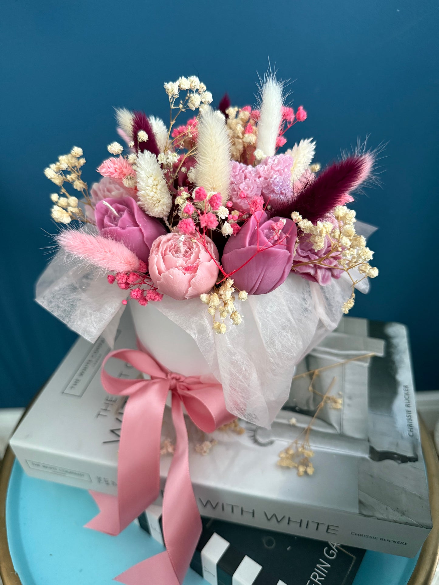 Luxuriöser Blumenstrauß aus Duftkerzen in eleganter Geschenkbox mit dekorativer Schleife. Die handgegossenen Blumenkerzen in Rosen- und Blütenoptik wirken wie ein echter Bouquet und vereinen romantisches Design mit stilvoller Home-Dekoration. Ideal als besonderes Geschenk im modernen, ästhetischen Boutique-Stil.