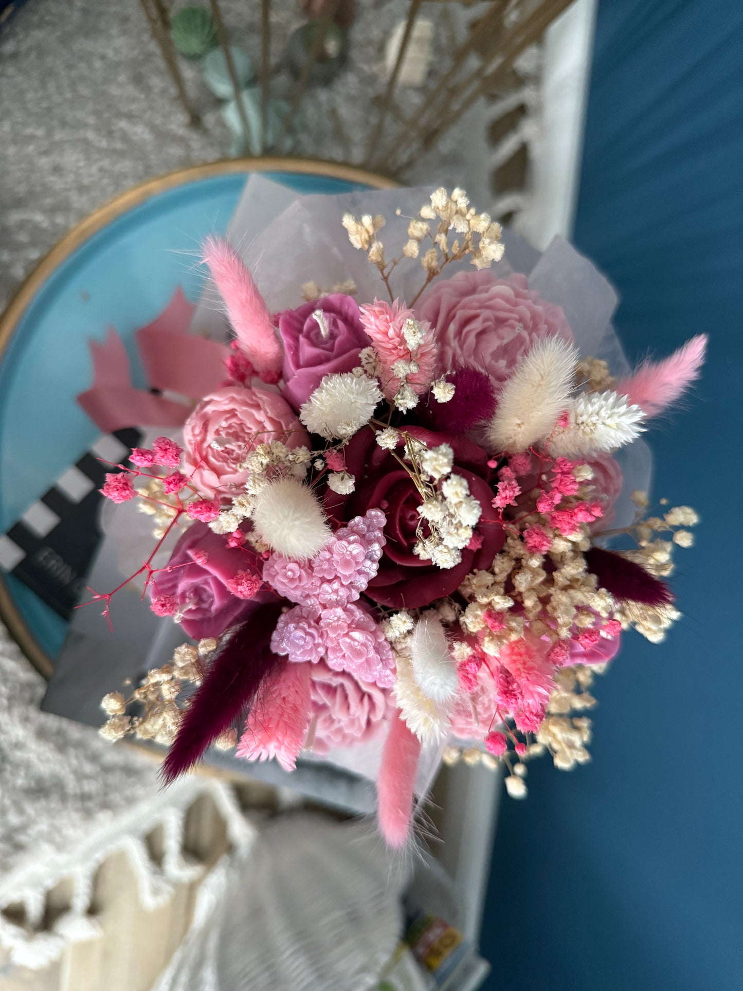 Luxuriöser Blumenstrauß aus Duftkerzen in eleganter Geschenkbox mit dekorativer Schleife. Die handgegossenen Blumenkerzen in Rosen- und Blütenoptik wirken wie ein echter Bouquet und vereinen romantisches Design mit stilvoller Home-Dekoration. Ideal als besonderes Geschenk im modernen, ästhetischen Boutique-Stil.