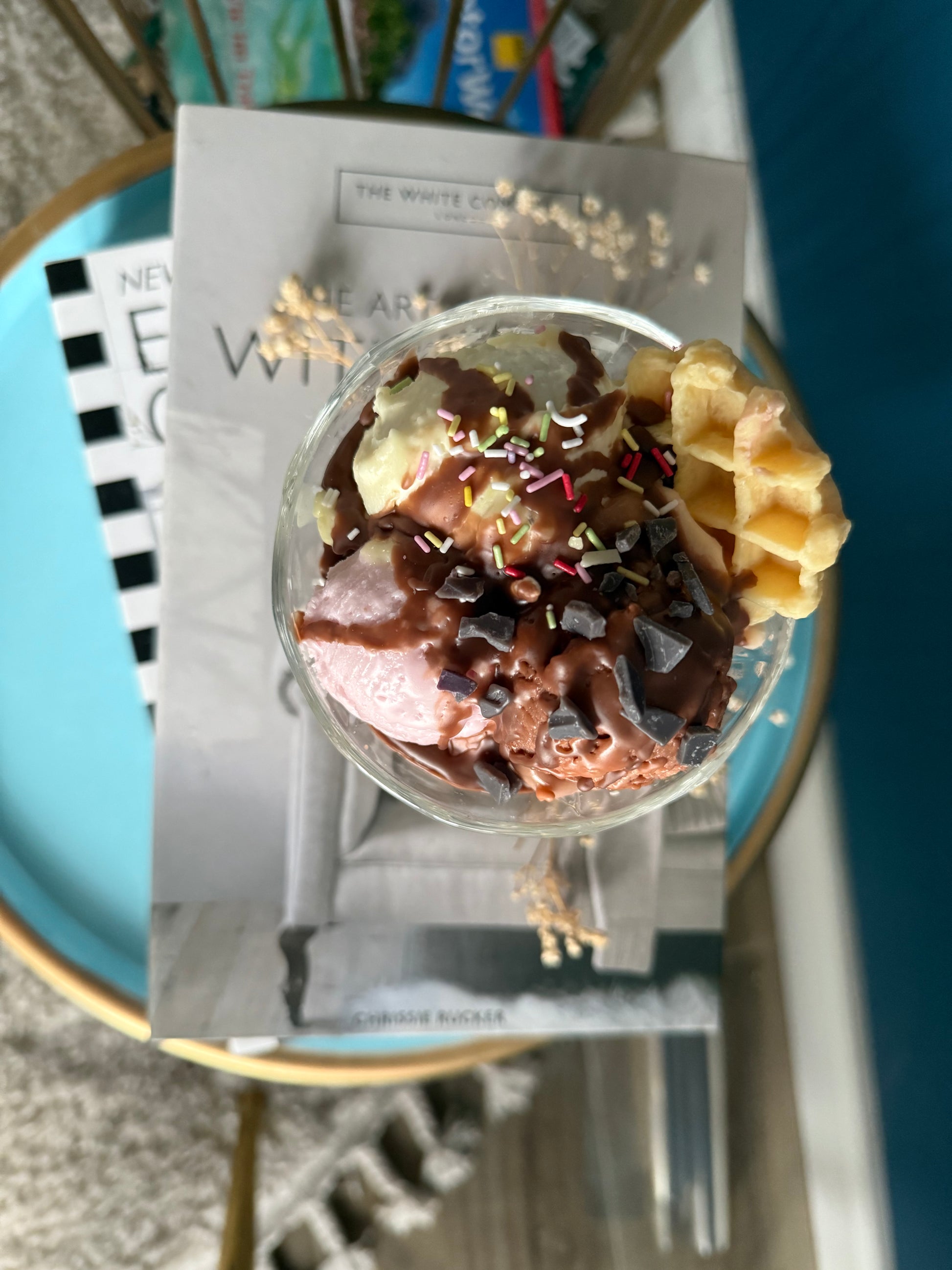 Eisbecher Dessertkerze Duftkerze mit Eiskugeln aus Schoko, Erdbeer und Vanille sojawachs mit Streuseln und Waffel
