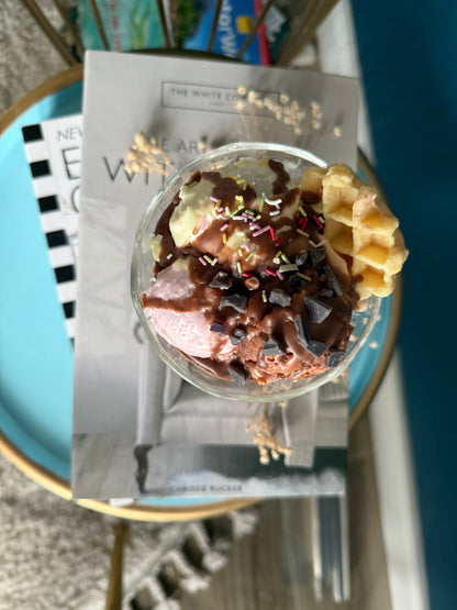 Eisbecher Dessertkerze Duftkerze mit Eiskugeln aus Schoko, Erdbeer und Vanille sojawachs mit Streuseln und Waffel