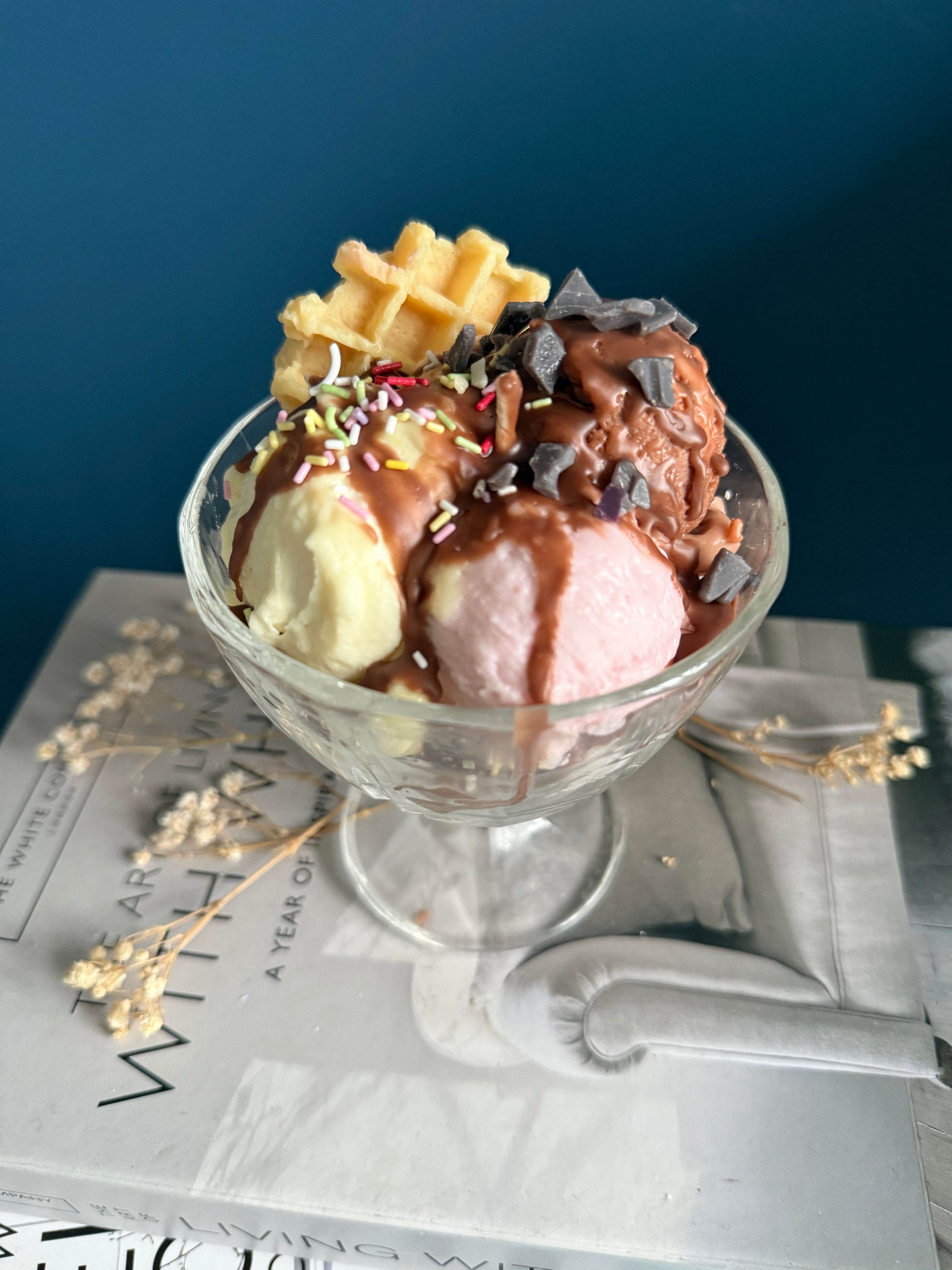 Eisbecher Dessertkerze Duftkerze mit Eiskugeln aus Schoko, Erdbeer und Vanille sojawachs mit Streuseln und Waffel