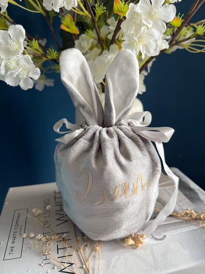 Zu Sehen ist ein Hasenbeutel Geschenkbeutel aus Samt zu Ostern als Ostergeschenk befüllbar mit Kleinigkeiten und personalisierbar mit Namen.