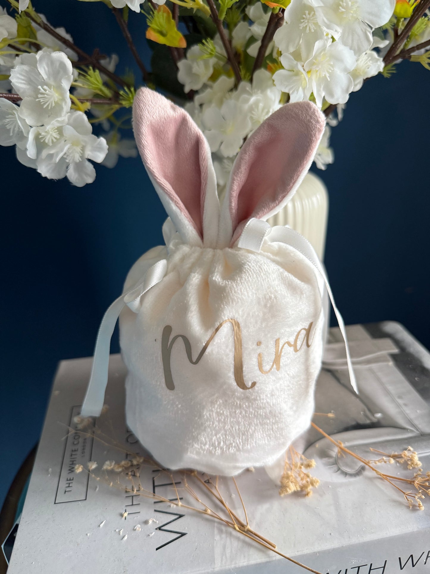 Zu Sehen ist ein Hasenbeutel Geschenkbeutel aus Samt zu Ostern als Ostergeschenk befüllbar mit Kleinigkeiten und personalisierbar mit Namen.