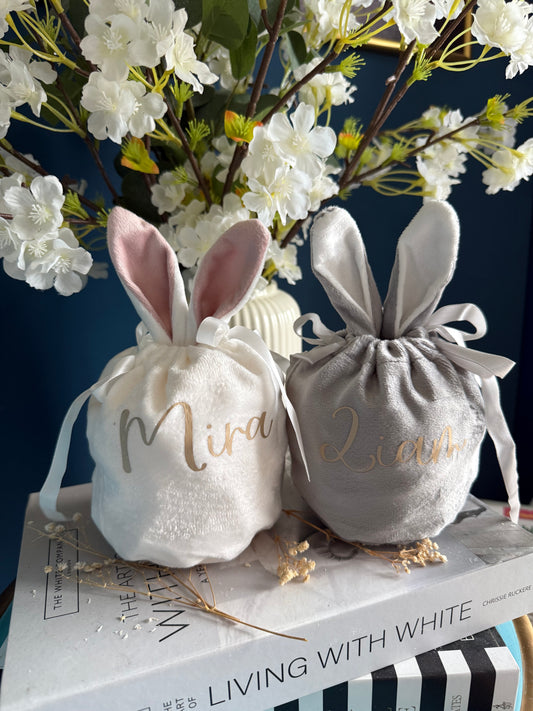 Zu Sehen sind zwei Hasenbeutel Geschenkbeutel aus Samt zu Ostern als OStergeschenk befüllbar mit Kleinigkeiten und personalisierbar mit Namen.