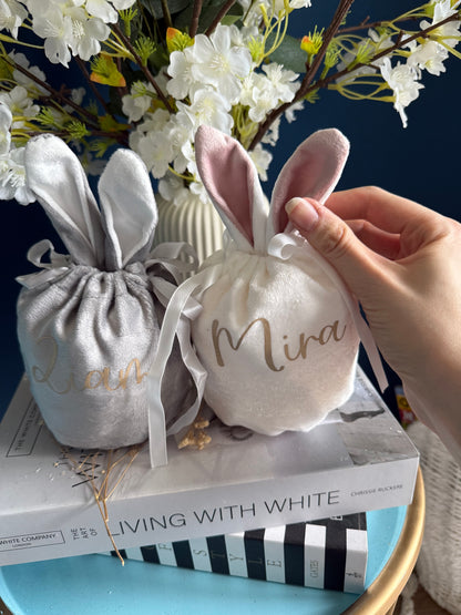 Zu Sehen ist ein Hasenbeutel Geschenkbeutel aus Samt zu Ostern als Ostergeschenk befüllbar mit Kleinigkeiten und personalisierbar mit Namen.