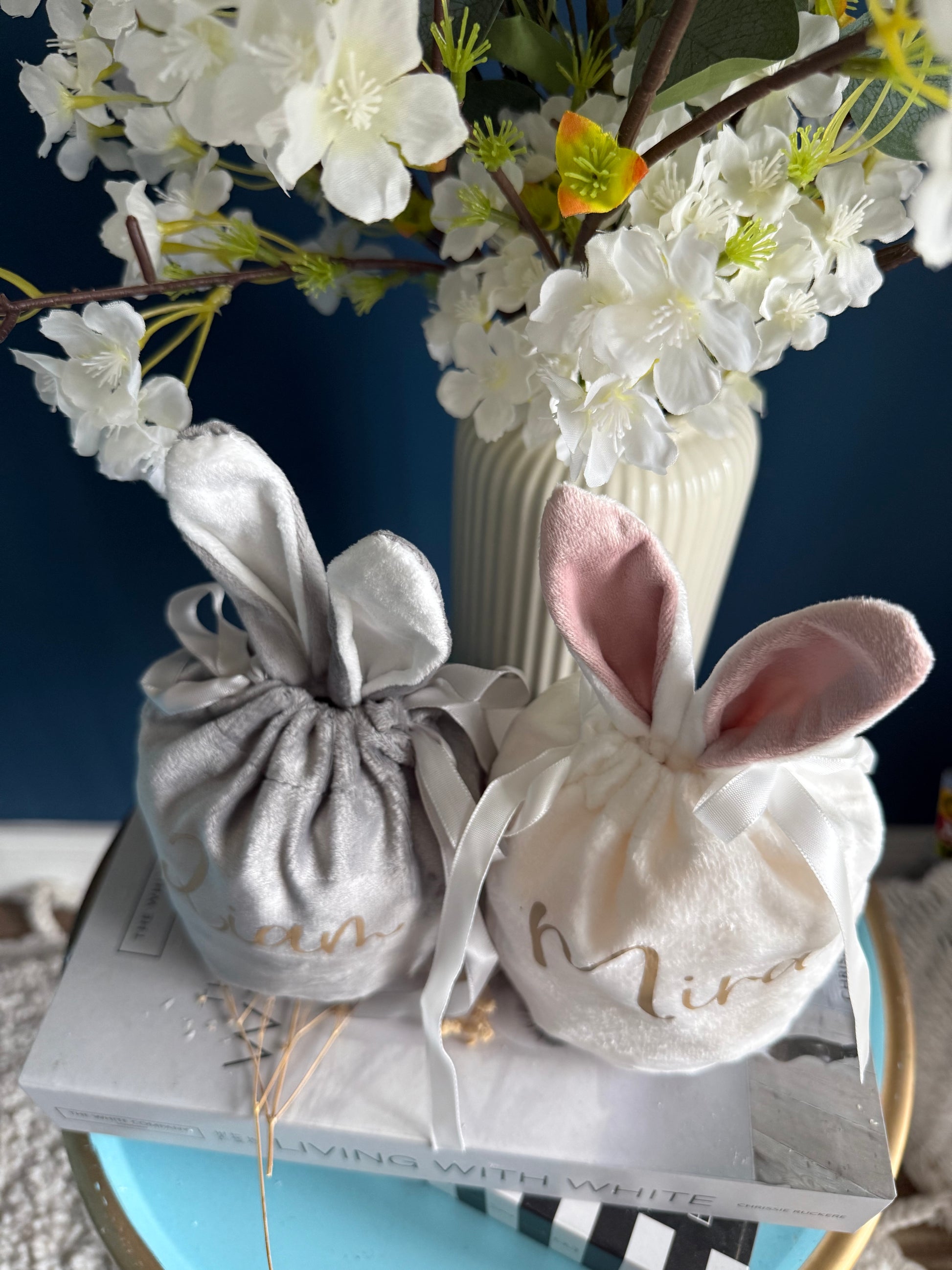 Zu Sehen ist ein Hasenbeutel Geschenkbeutel aus Samt zu Ostern als Ostergeschenk befüllbar mit Kleinigkeiten und personalisierbar mit Namen.