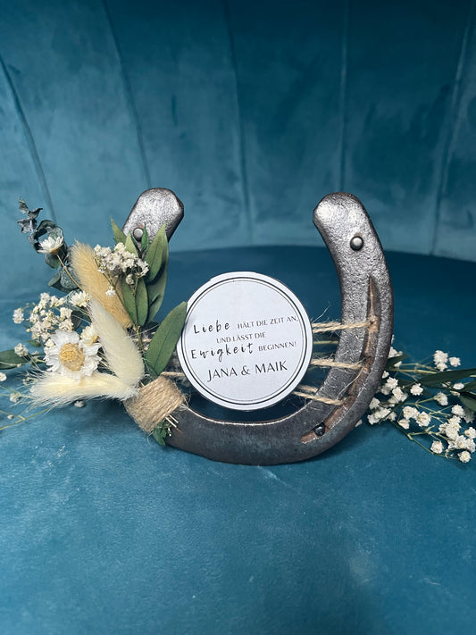 Zu erkennen ist ein veredeltes Hufeisen mit Trockenblumen verziert welches sich als Glücksbringer und Geschenk zur Hochzeit oder zum Geburtstag eignet. 