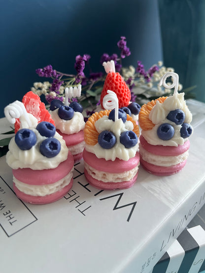 Verspielte Macaron-Duftkerze in realistischer Patisserie-Optik mit dekorativem Beeren-Topping aus Erdbeeren, Himbeeren und roten Früchten. Die handgegossene Kerze erinnert an ein luxuriöses französisches Dessert und überzeugt mit detailreicher Sahne- und Gebäckstruktur im süßen Café- und Boutique-Stil.