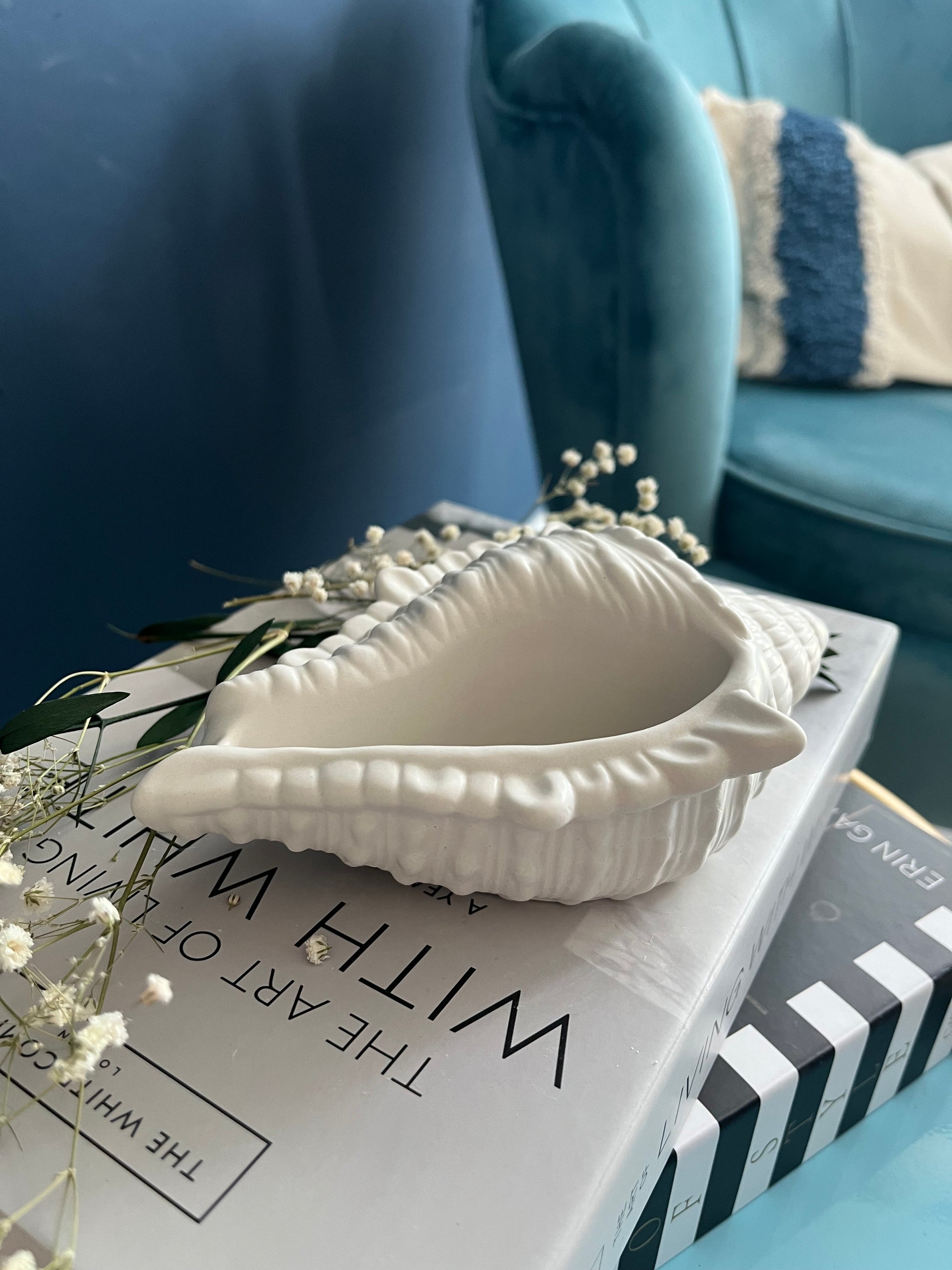 Dekorative Muschel-Schale in eleganter, organischer Form als stilvolles Wohnaccessoire für Badezimmer, Schminktisch oder Home Decor. Die minimalistische Deko-Schale im Küsten- und Coastal-Stil eignet sich ideal zur Aufbewahrung von Schmuck, Kerzen oder kleinen Accessoires und verleiht jedem Raum eine natürliche, moderne Atmosphäre.