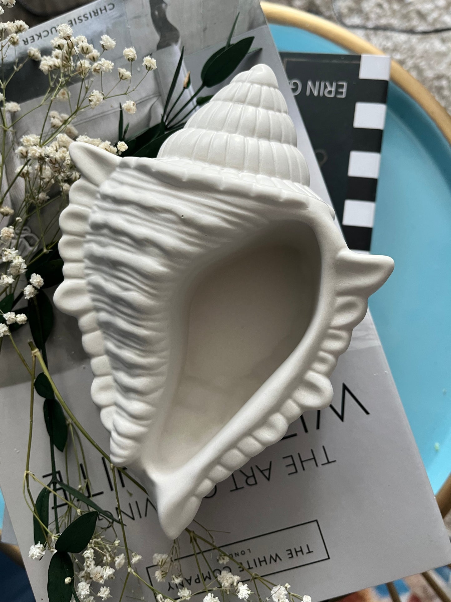 Dekorative Muschel-Schale in eleganter, organischer Form als stilvolles Wohnaccessoire für Badezimmer, Schminktisch oder Home Decor. Die minimalistische Deko-Schale im Küsten- und Coastal-Stil eignet sich ideal zur Aufbewahrung von Schmuck, Kerzen oder kleinen Accessoires und verleiht jedem Raum eine natürliche, moderne Atmosphäre.