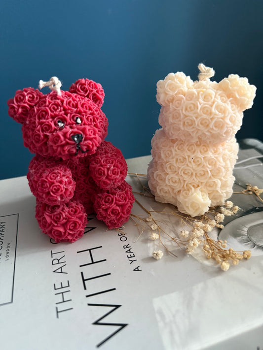 Zu sehen sind Duftkeren als Teddybaer in Rosenform Rosenbärkerze Duftkerzen in den farben weiß und Rot