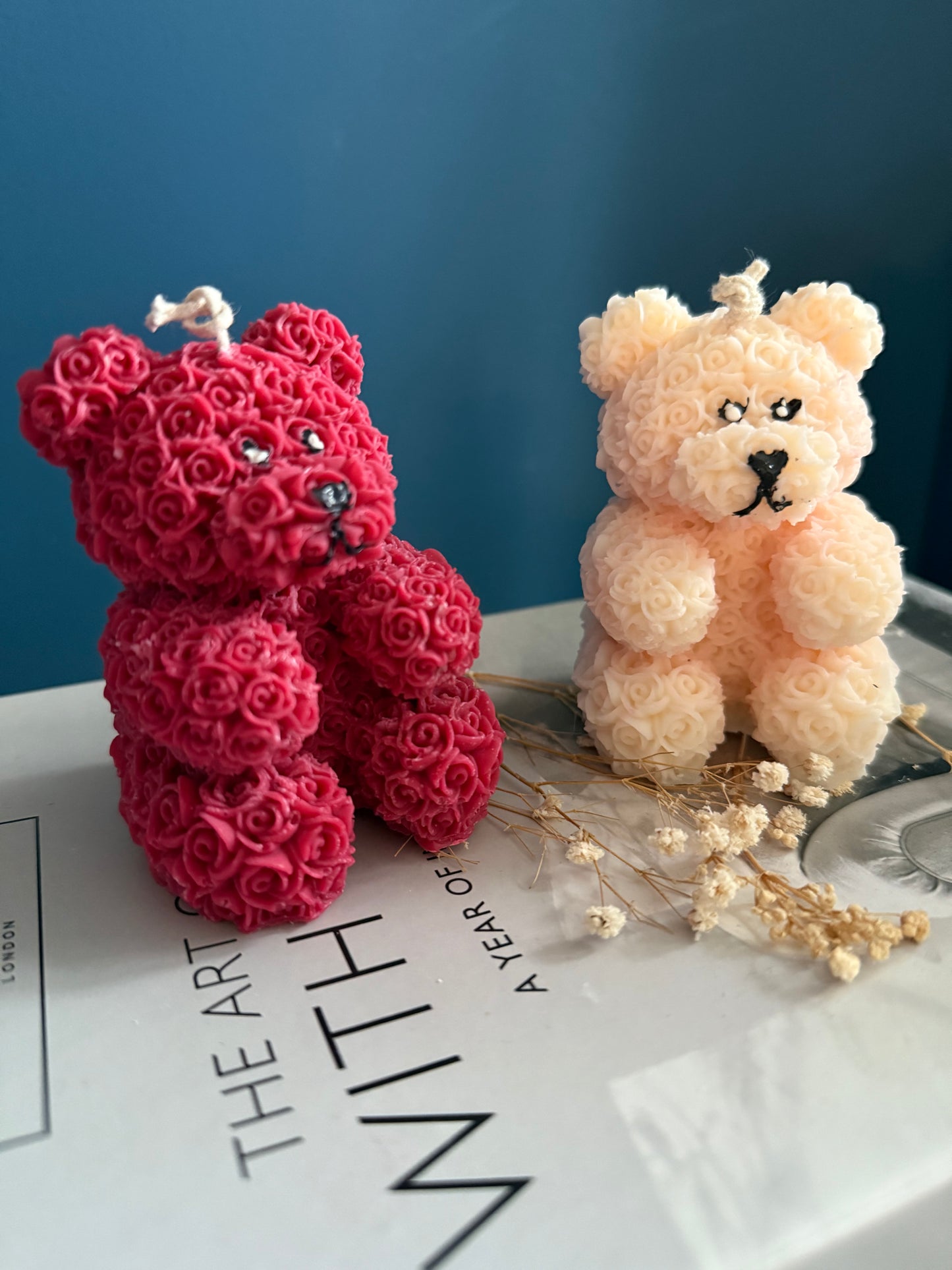 Zu sehen sind Duftkeren als Teddybaer in Rosenform Rosenbärkerze Duftkerzen in den farben weiß und Rot