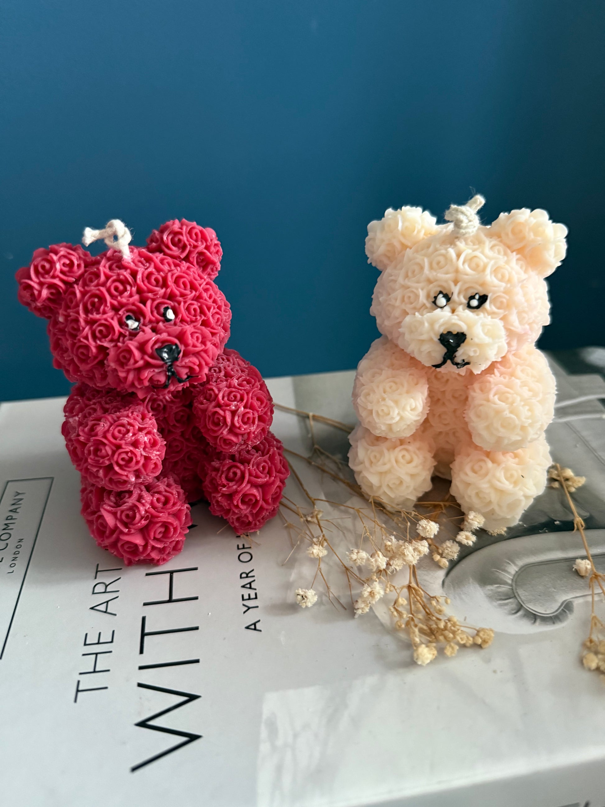 Zu sehen sind Duftkeren als Teddybaer in Rosenform Rosenbärkerze Duftkerzen in den farben weiß und Rot