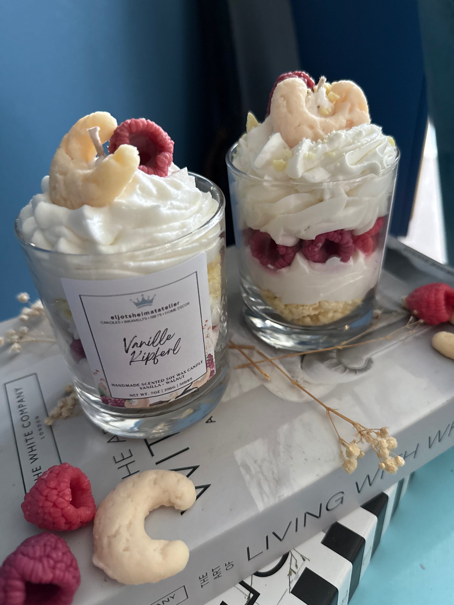 Zu sehen ist auf dem Bild eine Vanille Kipferl Duftkerze im Desserstil die nach Vanille Duftet. Täuschend echte Vanillekipferl als Topping oben drauf. Sojawachs.