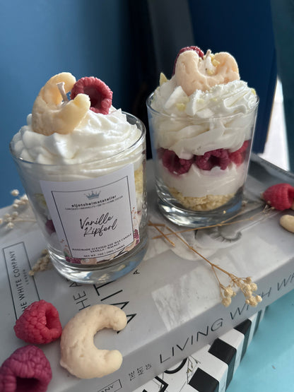 Zu sehen ist auf dem Bild eine Vanille Kipferl Duftkerze im Desserstil die nach Vanille Duftet. Täuschend echte Vanillekipferl als Topping oben drauf. Sojawachs.