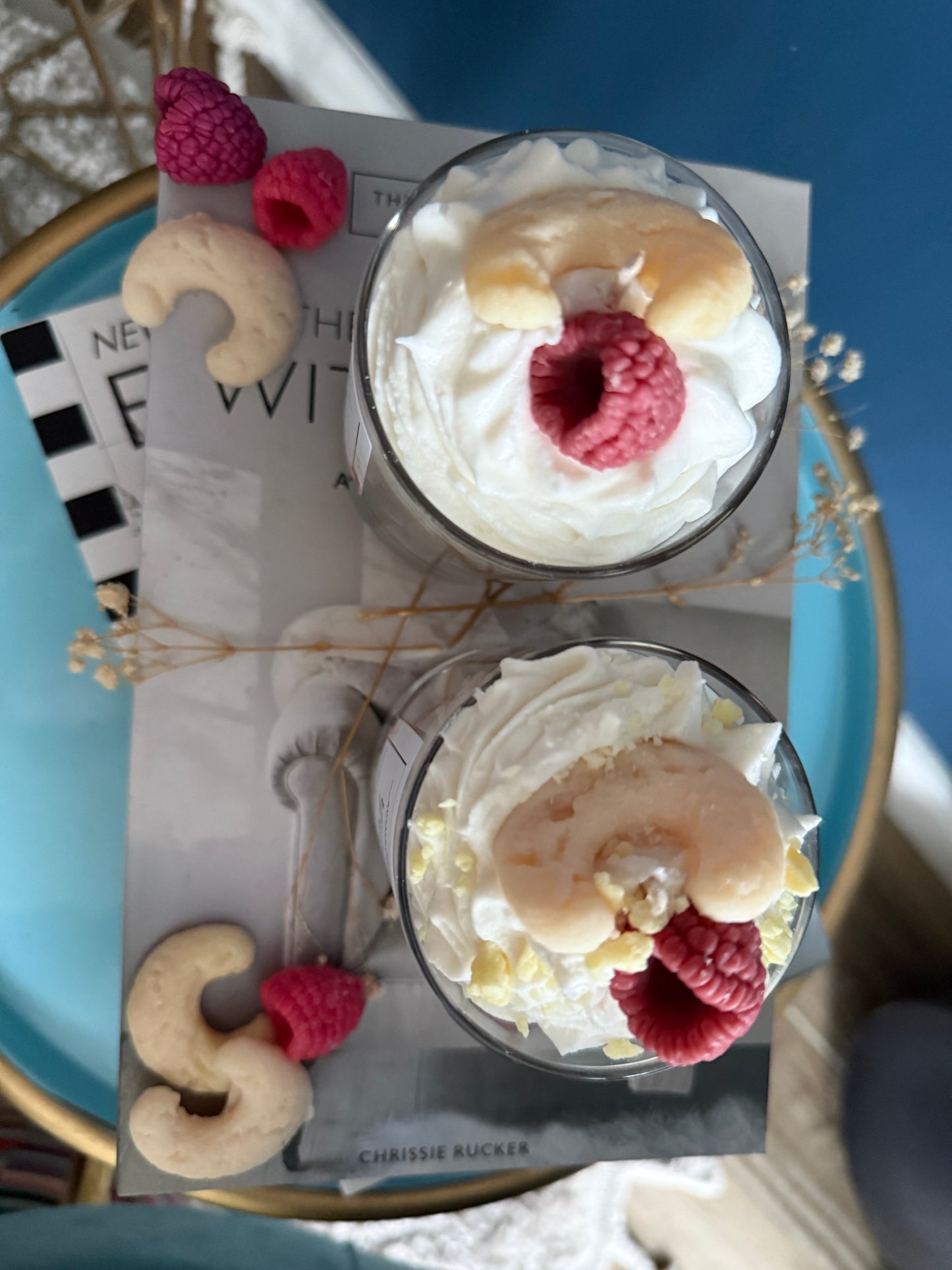 Zu sehen ist auf dem Bild eine Vanille Kipferl Duftkerze im Desserstil die nach Vanille Duftet. Täuschend echte Vanillekipferl als Topping oben drauf. Sojawachs.